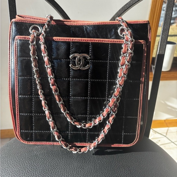 Pristine Chanel Black Quilted Patent Leather Chocolate Crossbody Shoulder Bag - Picture 2 of 16